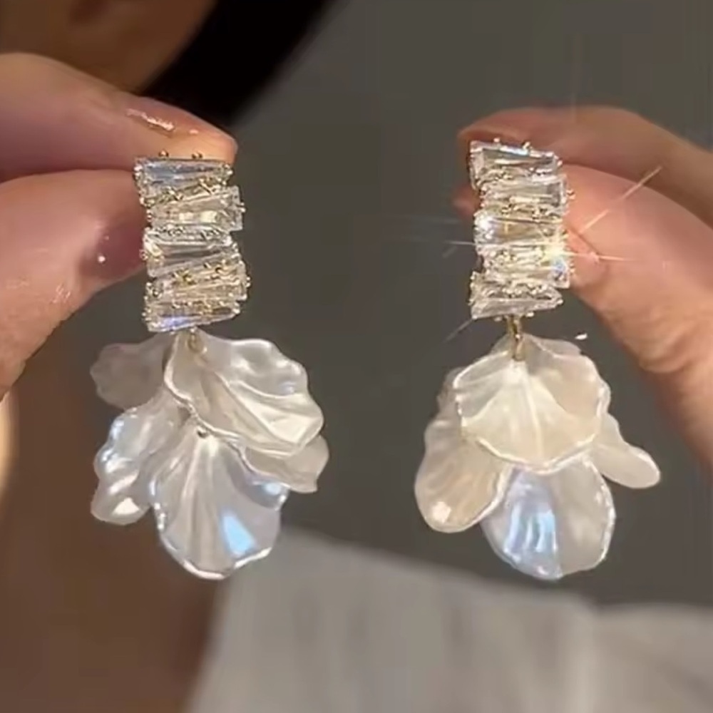 Elegant White Floral Earrings - Picture 2 of 4